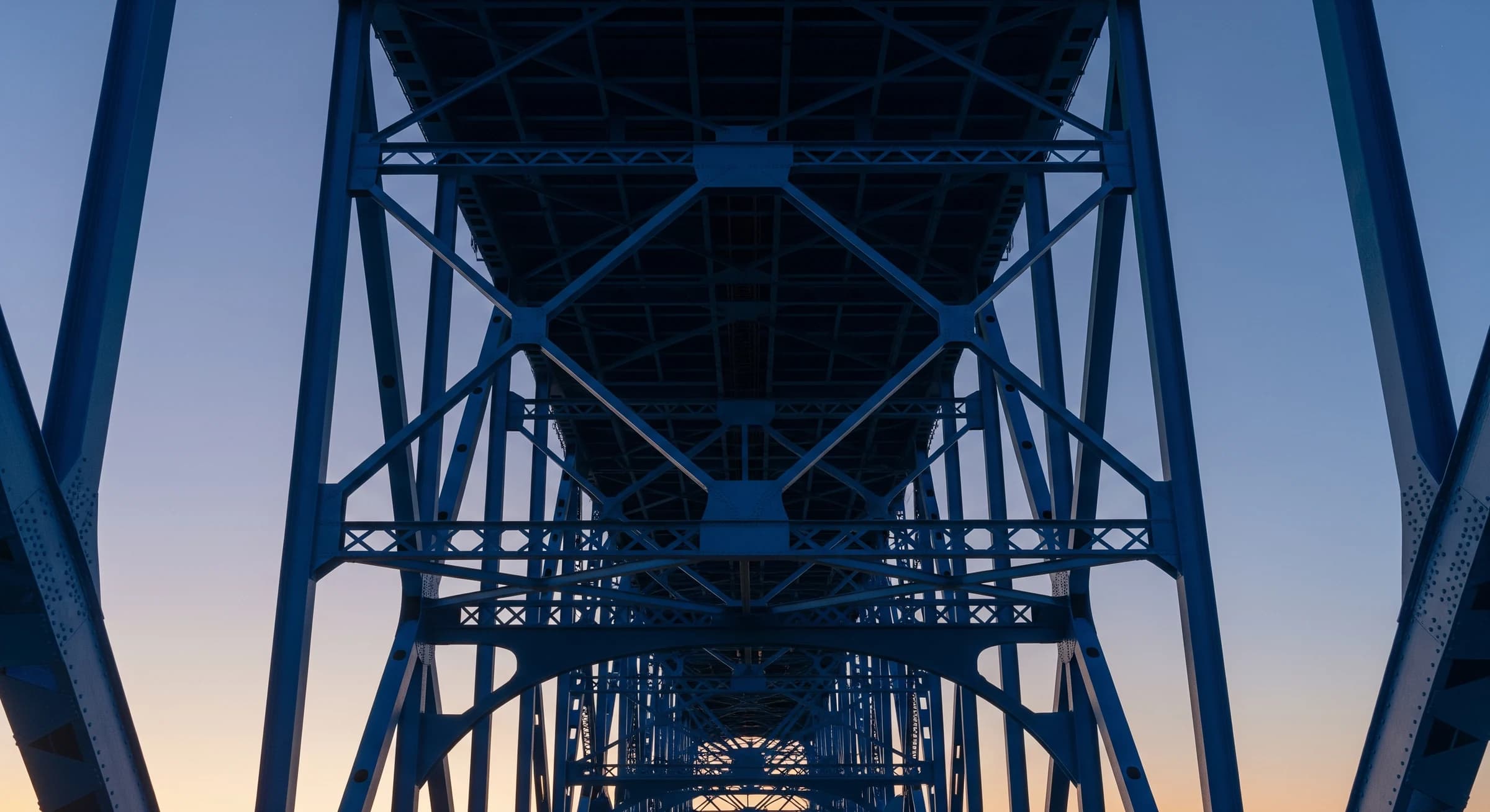 夕暮れの鋼橋